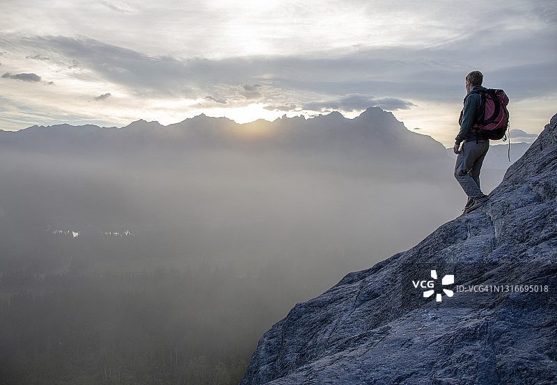 徒步旅行者在日出时分在山脊上放松身心图片素材