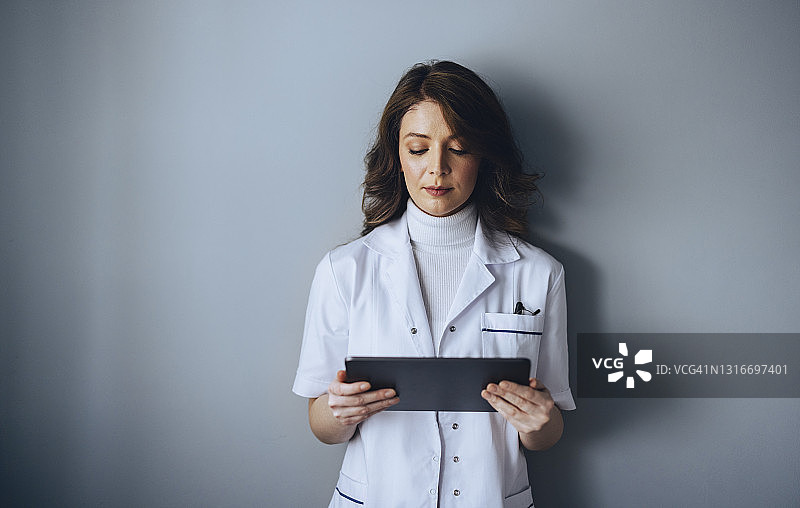 年轻女医生在医院使用平板电脑图片素材