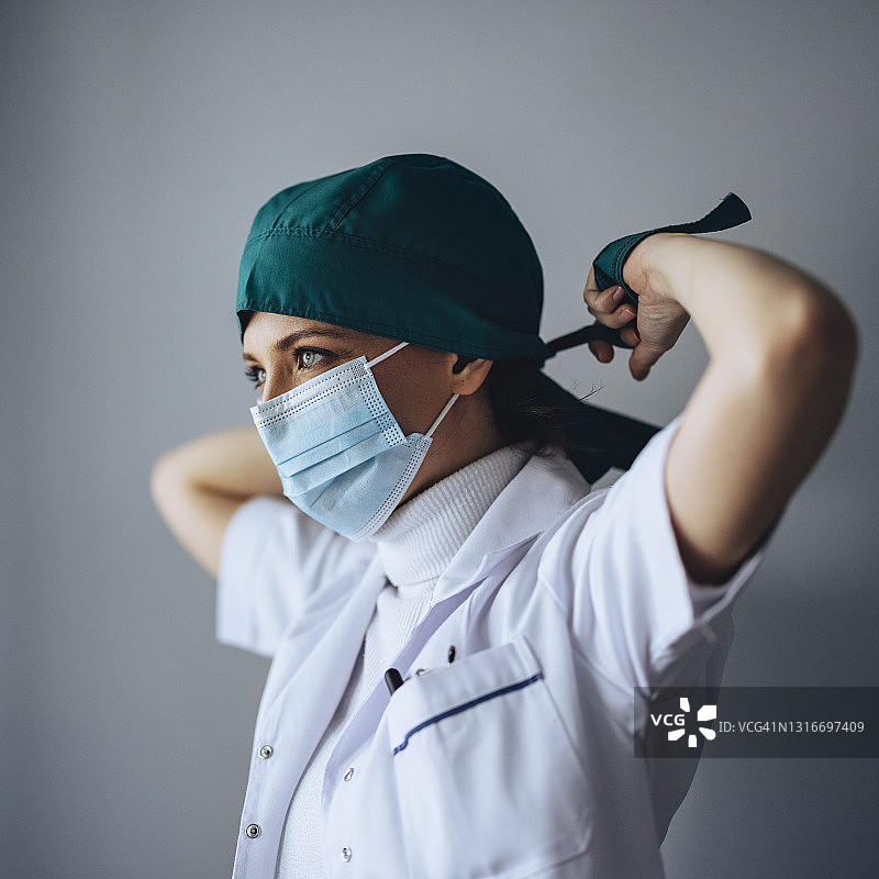 准备手术的年轻女外科医生图片素材