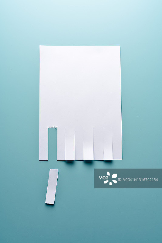 蓝色背景上的空白撕页宣传单图片素材