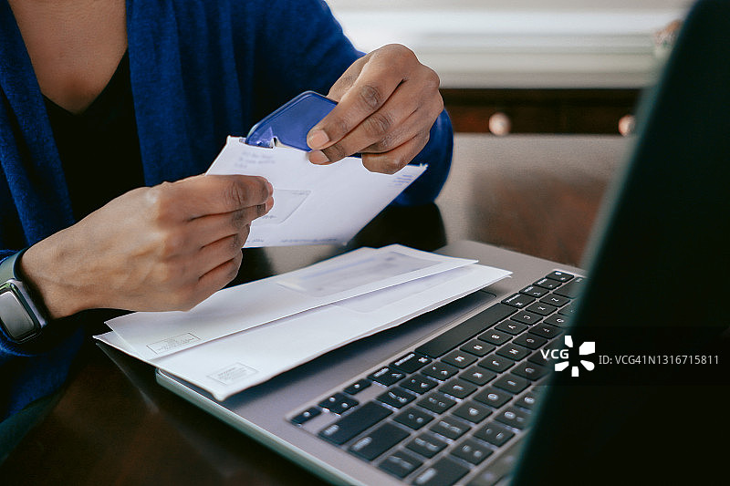 女人用开信刀打开邮件图片素材