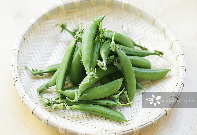 竹篮里的荷兰豆图片素材
