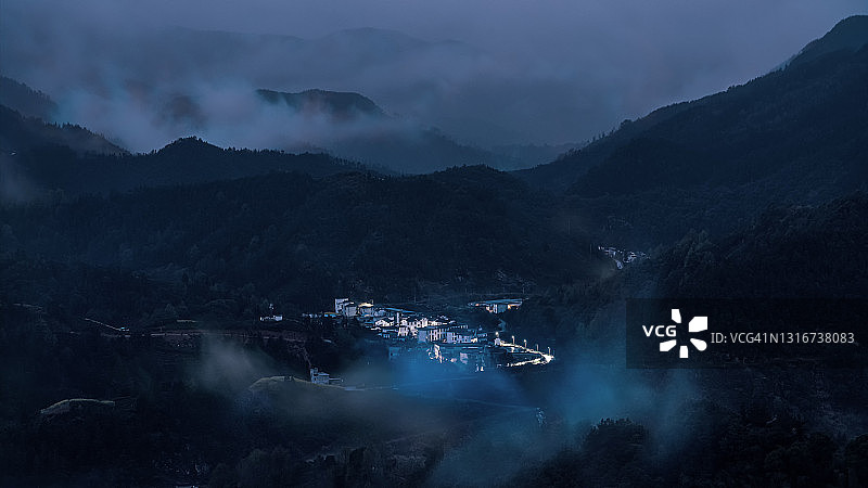 山谷中的云海图片素材