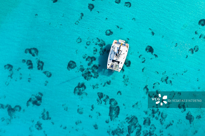 蓝色大海中的双体帆船航拍，加勒比海的游艇豪华假期图片素材