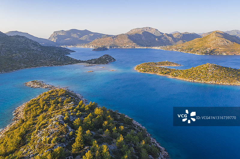 土耳其日出时的岩石海岸航拍，海上假期图片素材