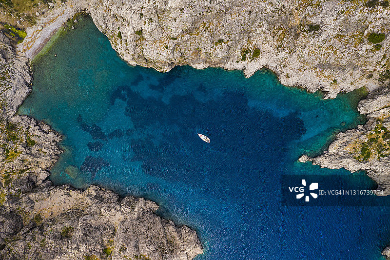 航拍：土耳其岩石海岸附近的游艇，爱琴海图片素材