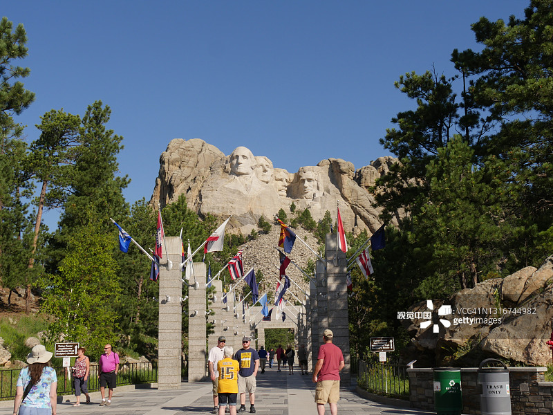 拉什莫尔山国家纪念公园，通往石碑的步道上人群的广角镜头图片素材