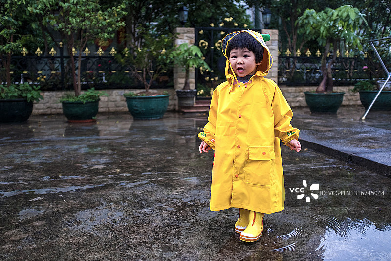 小女孩喜欢雨天图片素材