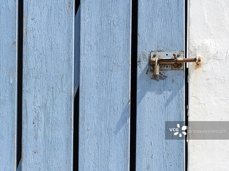 白色外墙上的蓝色木门和窗户，典型的地中海建筑图片素材