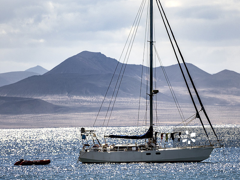 格拉西奥萨岛和兰萨罗特岛之间的帆船或游艇图片素材
