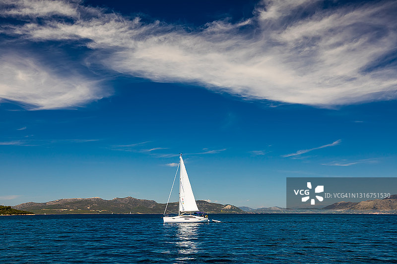 孤独的游艇在寂静的海面上航行，希腊埃伊纳岛图片素材