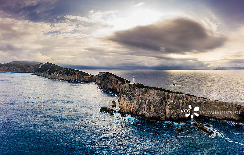 希腊莱夫卡达岛杜卡托角灯塔鸟瞰图图片素材