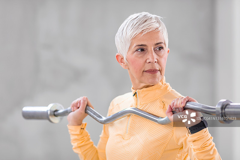 锻炼对她的整体健康产生了深远的影响图片素材