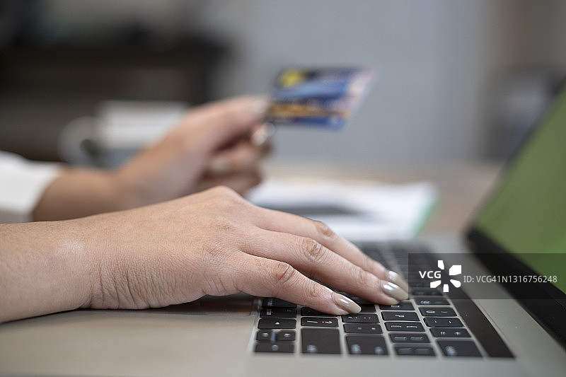 在家用笔记本电脑刷信用卡图片素材