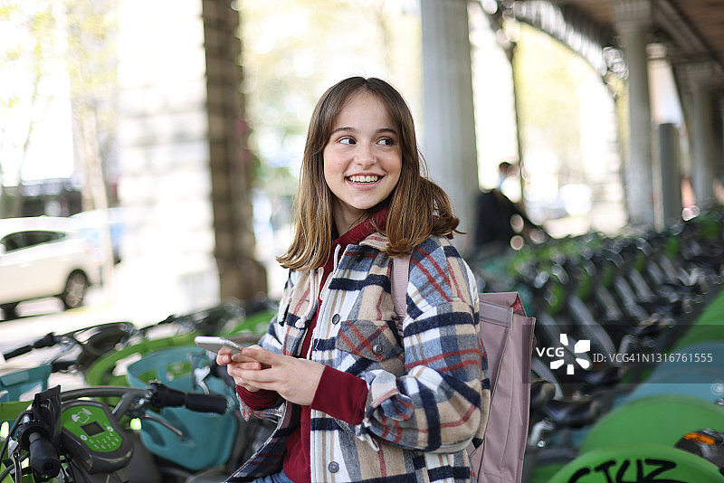在巴黎街头的少女肖像图片素材
