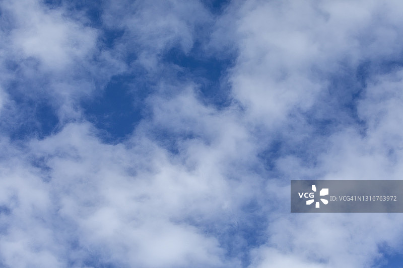 蓝天下蓬松白云的图案和形状图片素材