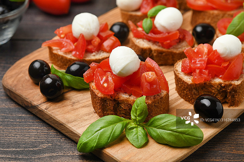 意式番茄马苏里拉奶酪面包片图片素材