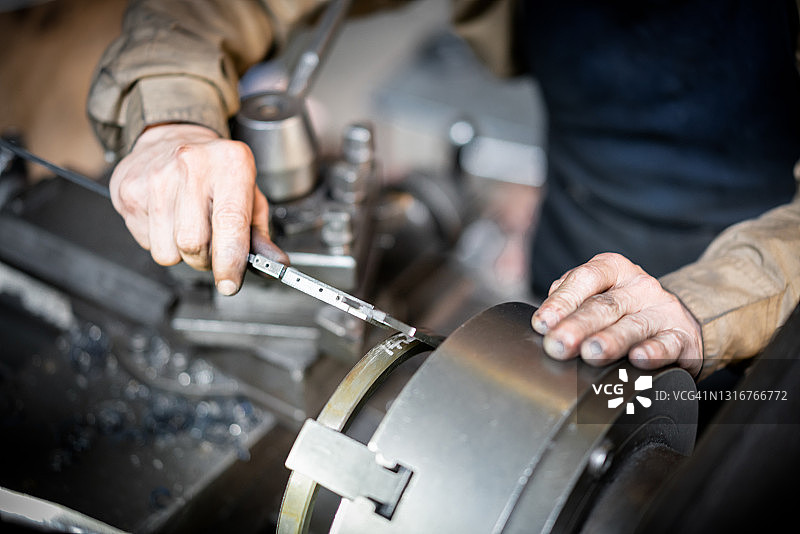 一双手正在操作机器图片素材
