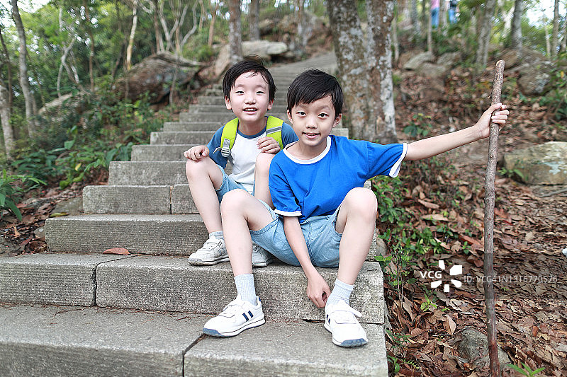 亚洲儿童在山中徒步图片素材