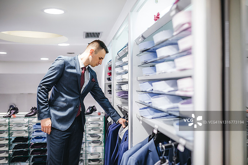 男人在商店购买西装图片素材