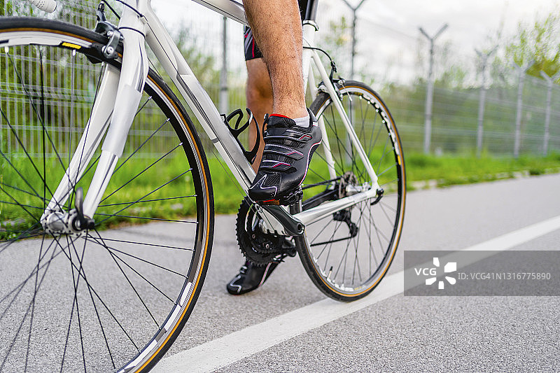 自行车脚踏板上的骑行者脚图片素材