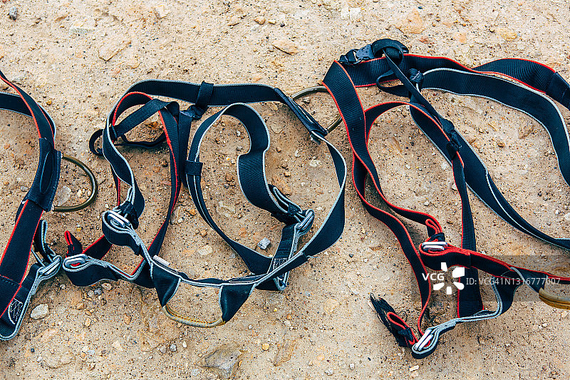 地面上的攀岩安全带图片素材