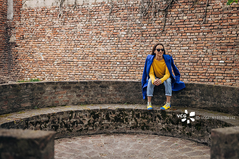 户外休闲的时尚女人图片素材