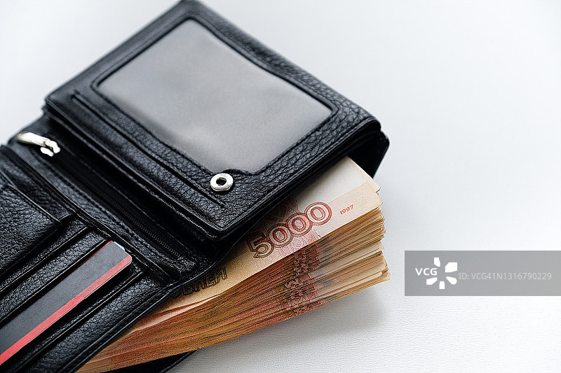 白色背景上的五千俄罗斯卢布纸币，皮夹里的百万卢布图片素材