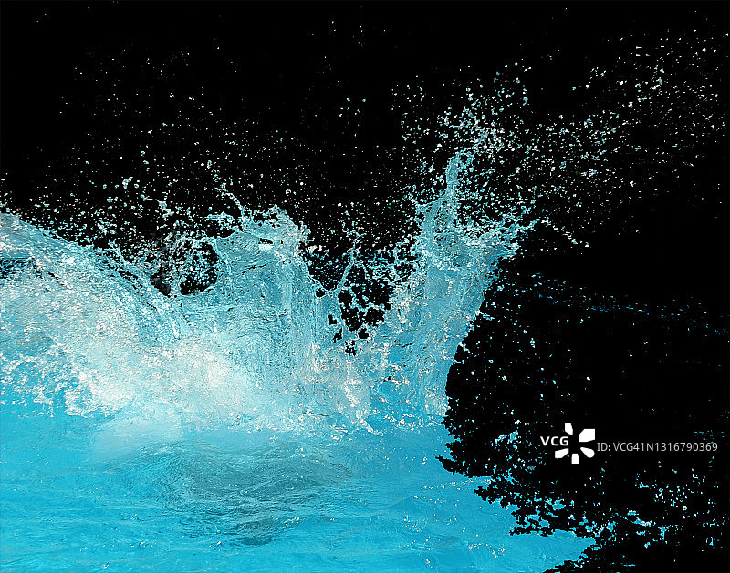 黑色背景上的水花图片素材