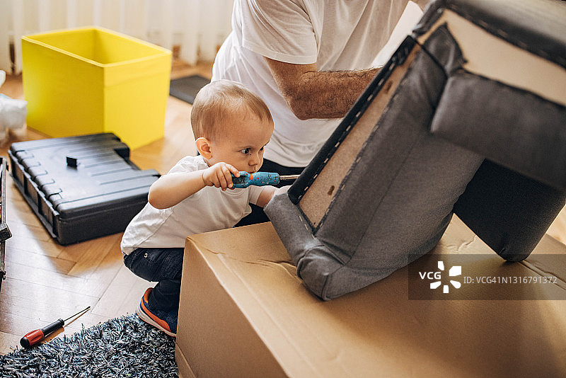 搬进新家，组装家具图片素材