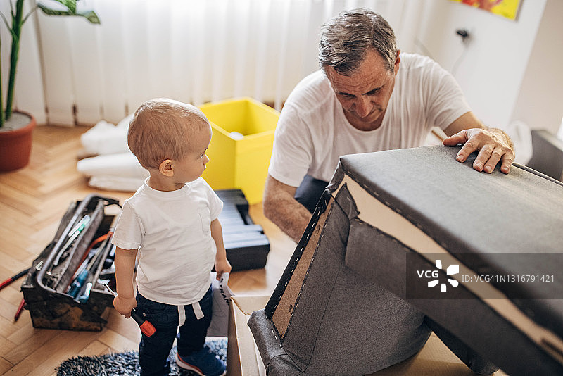 自己动手组装家具图片素材