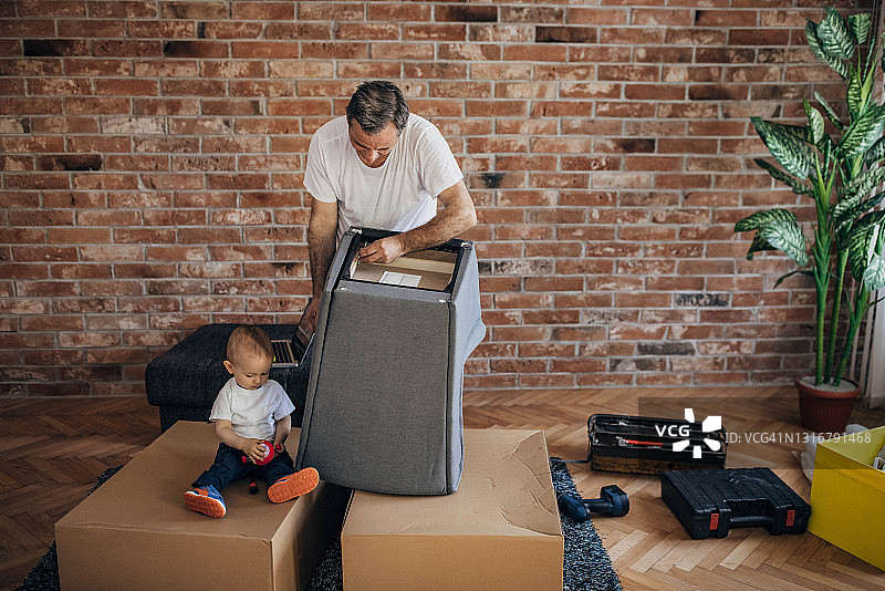 自己动手组装家具图片素材