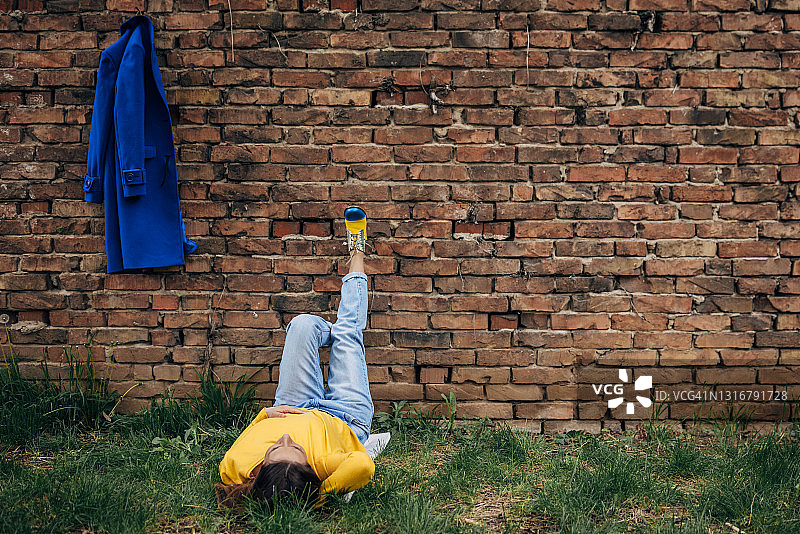 躺在草地上的女人图片素材