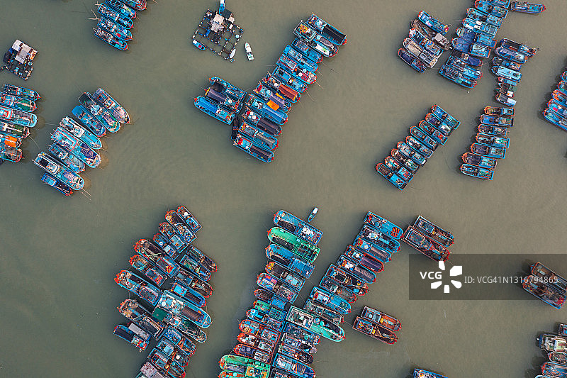 在河上航行的渔船图片素材