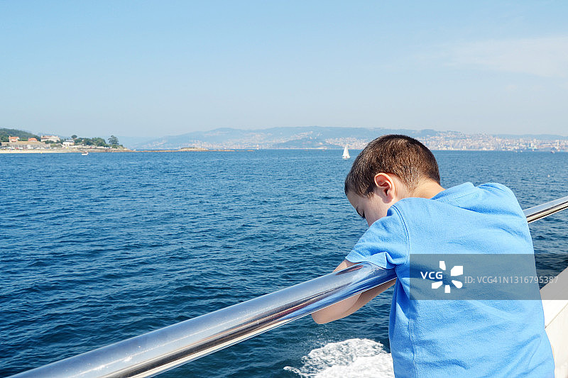 男孩在船上 西班牙加利西亚坎加斯-维戈图片素材