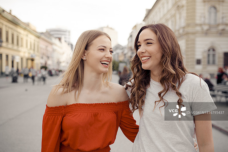 两位白人女性朋友在城市里玩得很开心图片素材