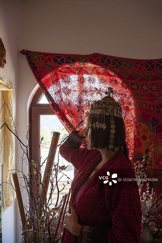 年轻女子照镜子肖像图片素材