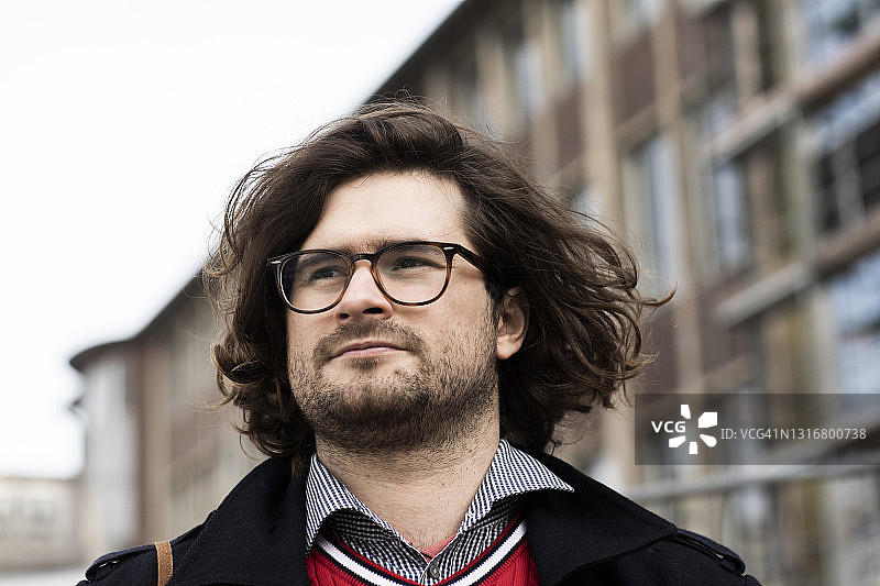 戴眼镜的年轻男人肖像图片素材