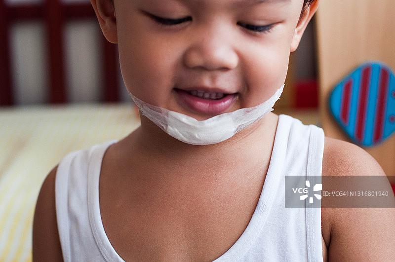 东南亚男童在家中发生小事故后接受急救治疗图片素材
