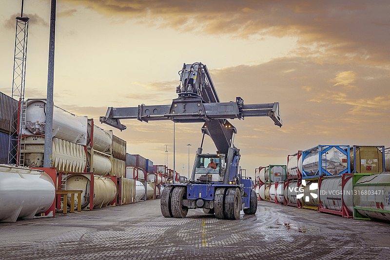 英国赫尔河畔金斯顿码头日落时的叉车图片素材