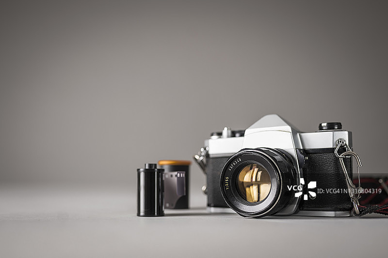 复古相机和胶卷的影棚拍摄图片素材