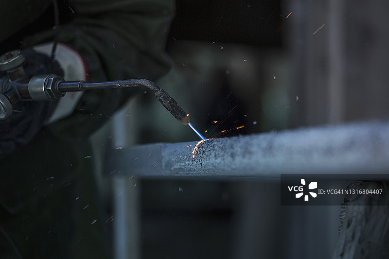 意大利韦尔巴尼亚：工人使用焊接设备图片素材