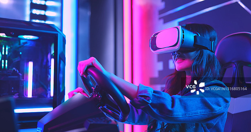 女人玩3D VR游戏图片素材