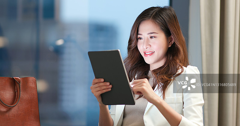 使用平板电脑的亚洲女性图片素材