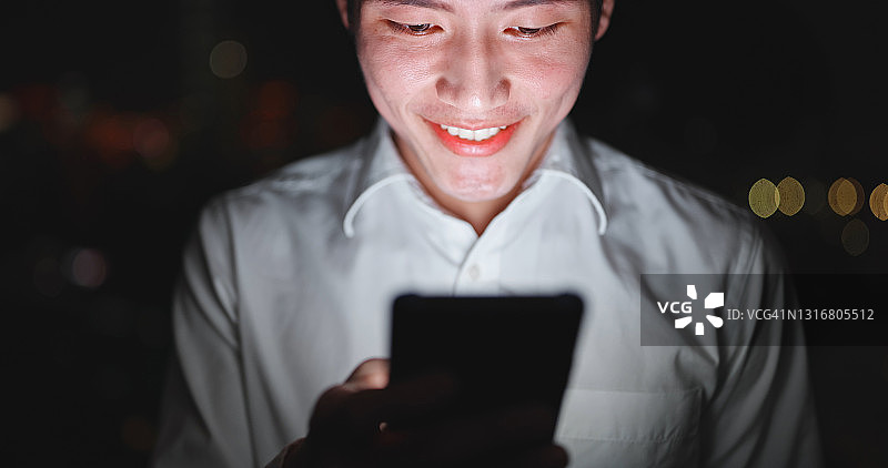 商人使用智能手机图片素材