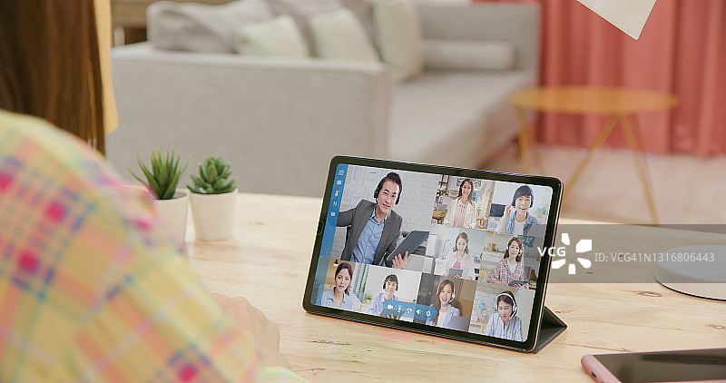 在家进行远程视频会议图片素材