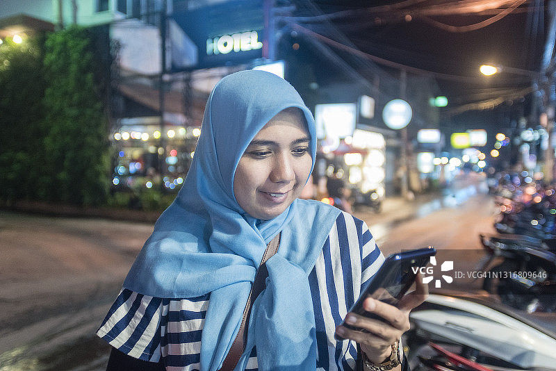 夜晚使用智能手机的女人图片素材