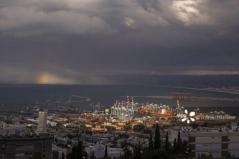 海法港上空的彩虹图片素材