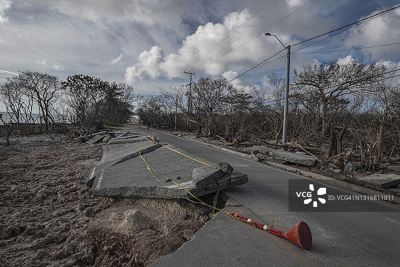 坍塌的道路和损坏的电线杆图片素材