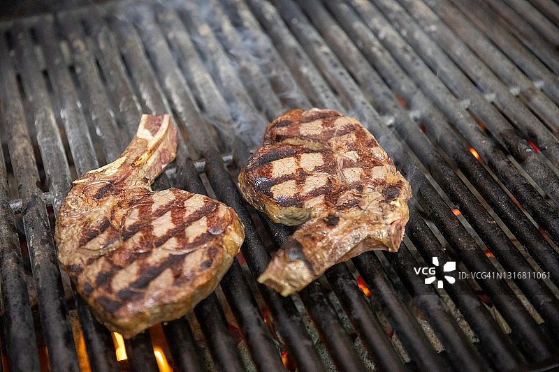 烤盘上的牛排图片素材